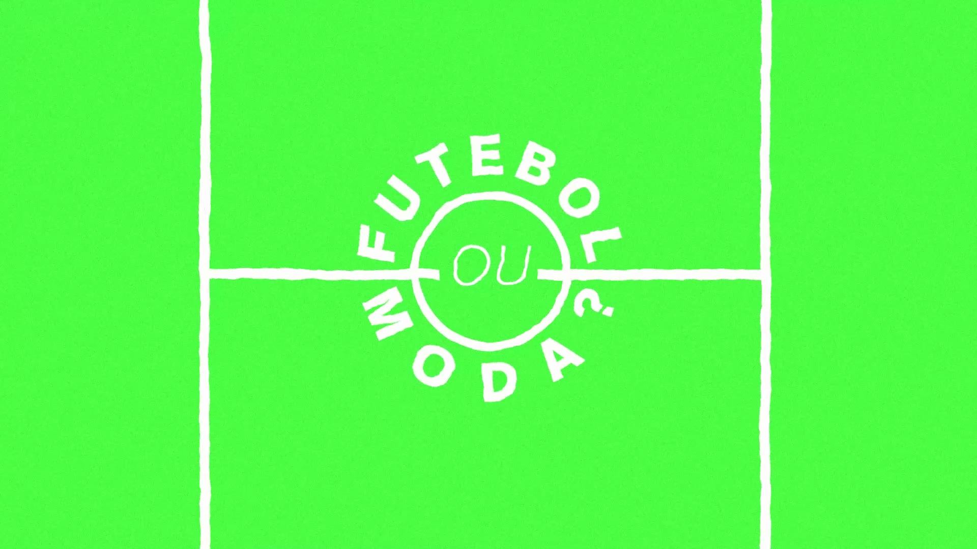 The title "Futebol ou Moda?" (Football or Fashion?) in the center circle of a green pitch