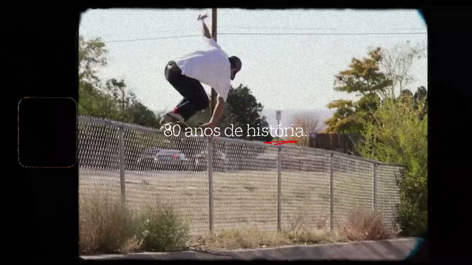 A skater mid-air over a fence, with the line "80 anos de história" (80 years of history)